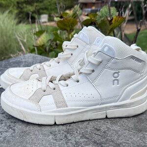 On women’s sneakers- THE ROGER - Cream and Tan